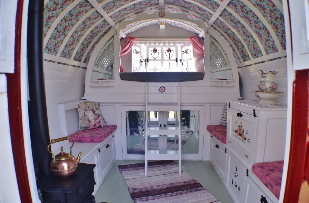 Cabin (Rose Gypsy Wagon) - Guestroom