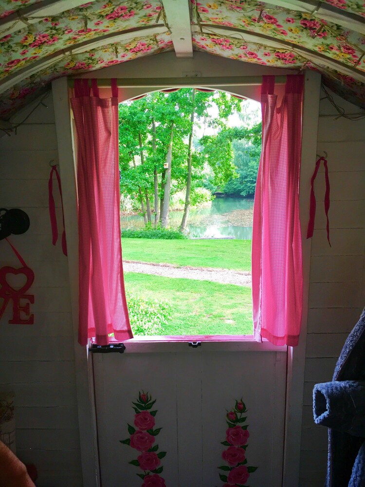 Cabin (Rose Gypsy Wagon) - Guestroom