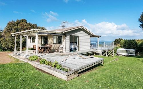 Little O Bach in Little Oneroa, Waiheke Island