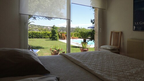 Villa 8 pers, jardin, piscine, vue magnifique, calme, 8km de Montpellier