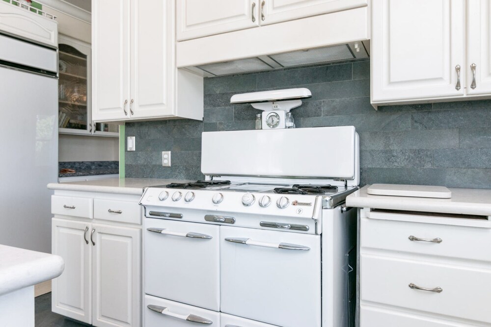 House, 5 Bedrooms - Private Kitchen