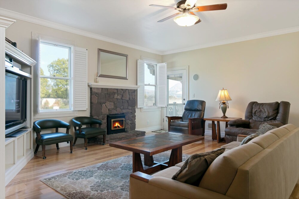 House, 5 Bedrooms - Living Area