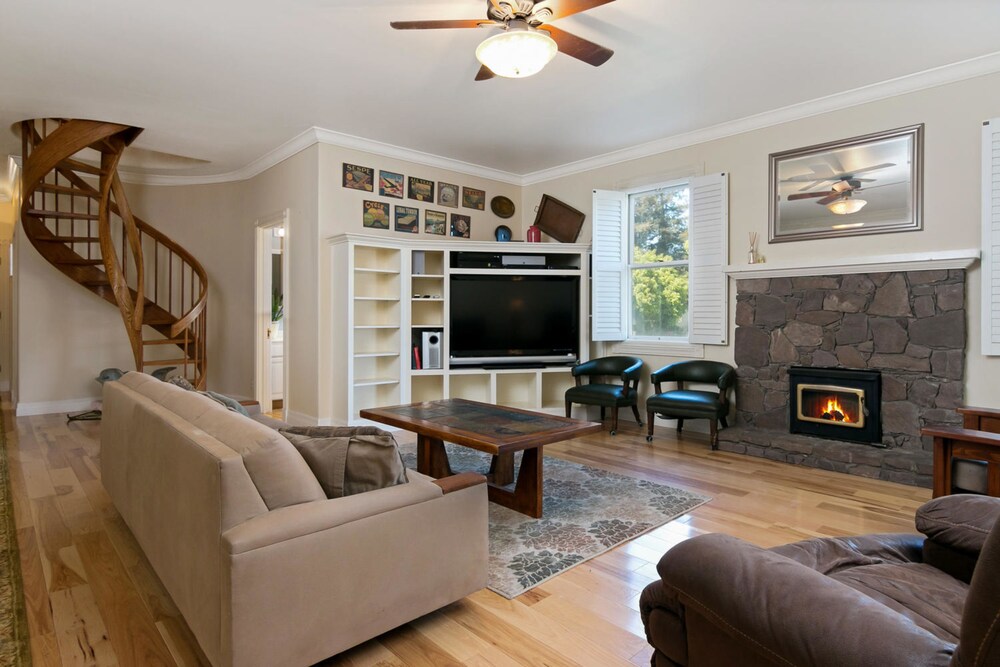 House, 5 Bedrooms - Living Area