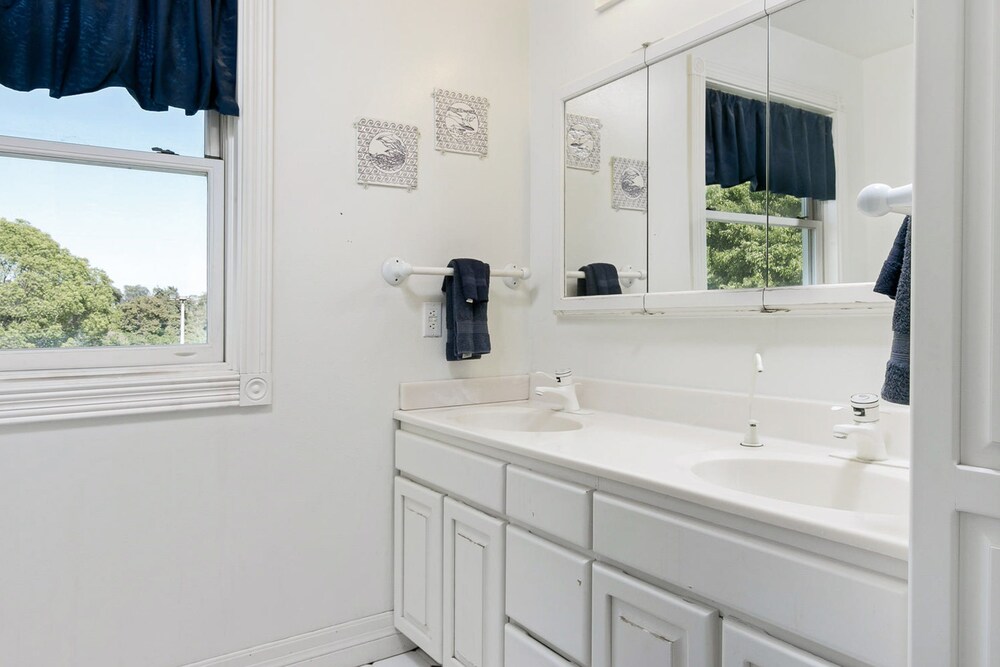 House, 5 Bedrooms - Bathroom Sink