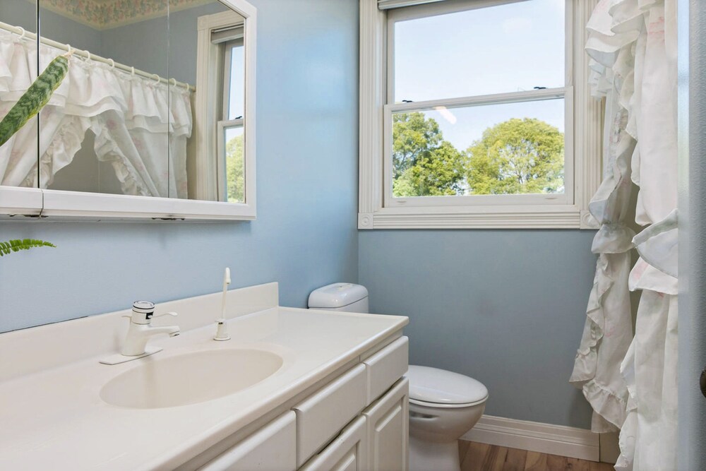 House, 5 Bedrooms - Bathroom Sink