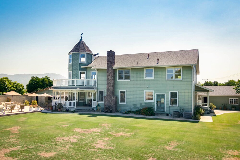 House, 5 Bedrooms - Front of Property