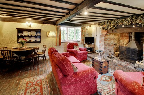 Lovely Cottage in a country garden setting, pet friendly, and weekly discounts