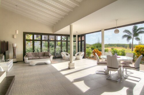 Luxe tropische villa, prachtig uitzicht op golfbaan, 100 m van privé strand