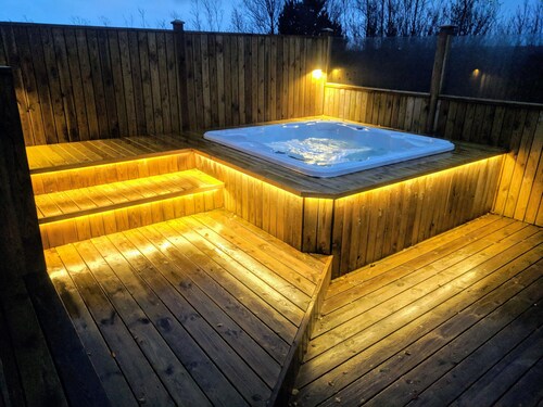 Stunning cabin with hot tub, fire place, projector & magical surroundings