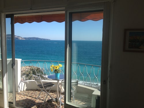 VUE IMPRENABLE!! 30 secondes à la plage! A / C, WIFI, Téléphone, TV, Balcon