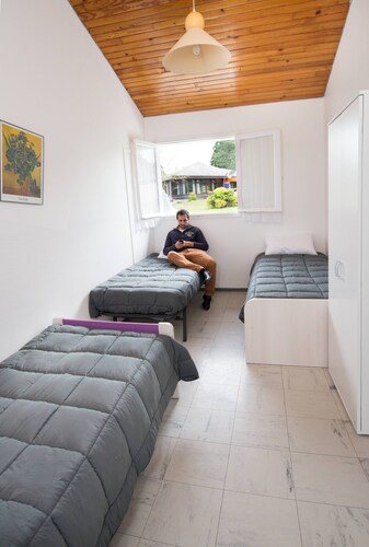 Espalion, pleasant studio for 2 people, heated swimming pool, ideal for couples.