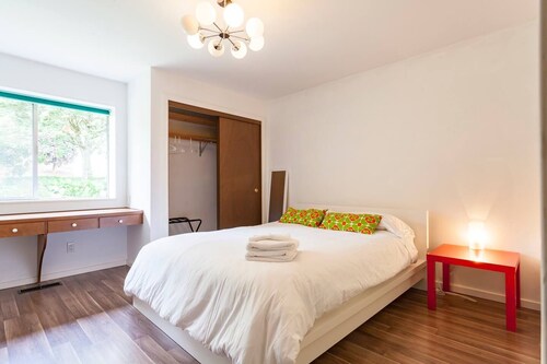 Quiet Midcentury Modern Home-Lake Views, WIFI, & Parking. 3 Bdms, 1.5 Baths.