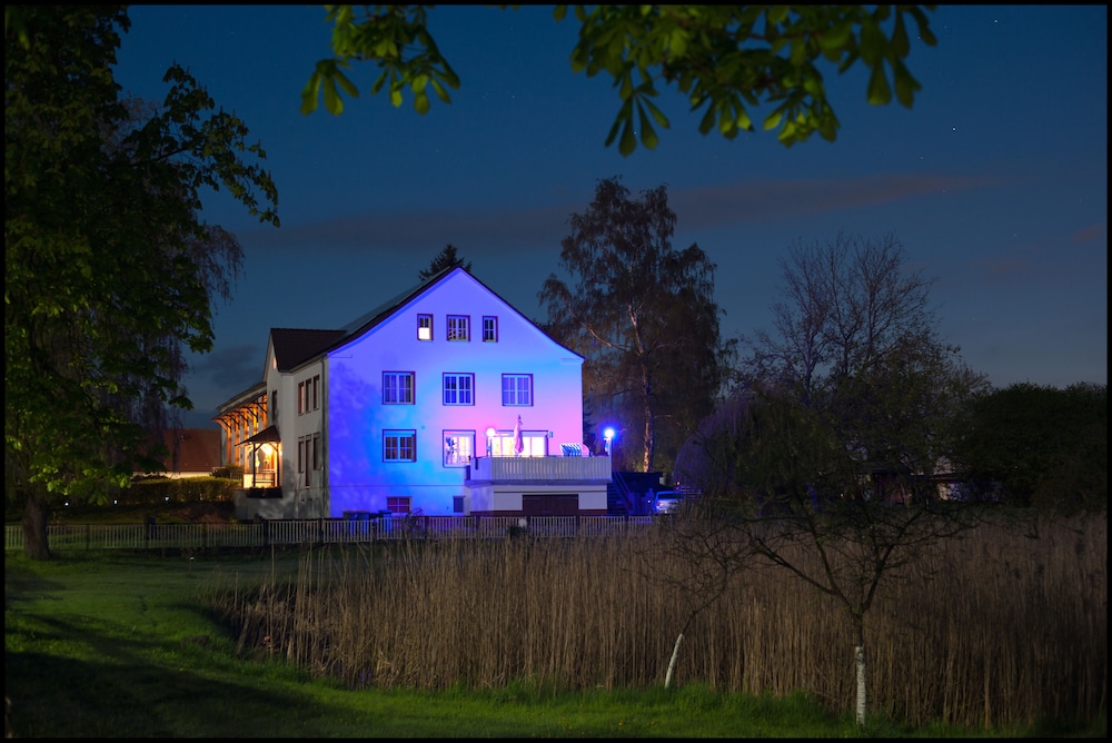 Hotelfassade am Abend/bei Nacht