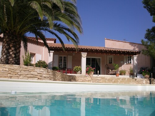 Maison de caractère en Provence Gard très agréable à vivre, 200 m2,climatisée,billard américain,située au pied de l'abbaye st Roman ,calme assuré,terrain de boules.
