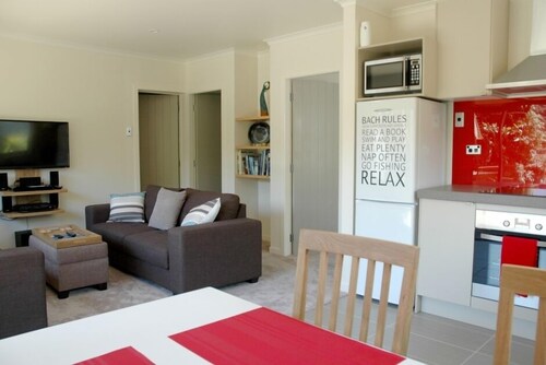 Stylish + Modern - Lake Okareka