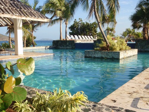 Corner Villa with excellent views and large decks. Relaxed Cancellation Policy.