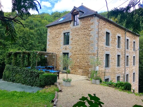 Moulin à eau de luxe spacieux, près du Mont St Michel, boisé par le ruisseau, adapté aux enfants
