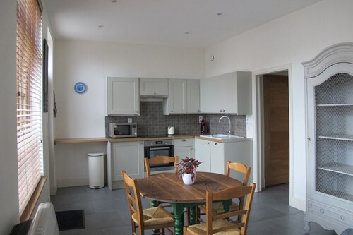 SPECIAL RATE AVAILABLE "Spacious Self Contained Studio”