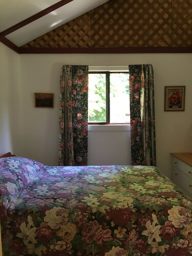 Cosy secluded cabin in the woods. Near all amenities, airport, Trans Canada Hwy