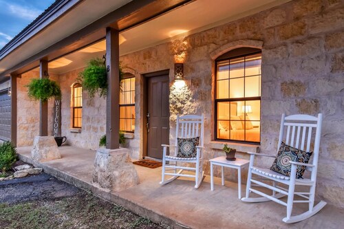 Hill Country Retreat Private Hot Tub 1 Mile To DT DS Stay 3 Nights 4 Night Free