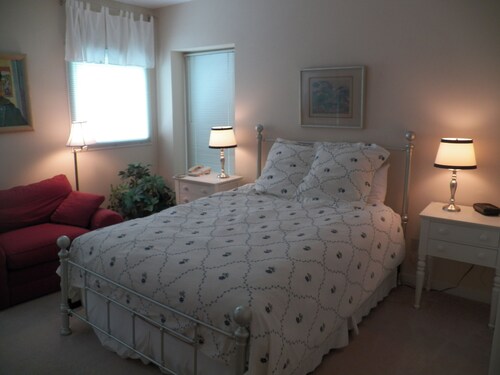 2br/2ba: Million Dollar View from Luxury Condo on the Ridge.