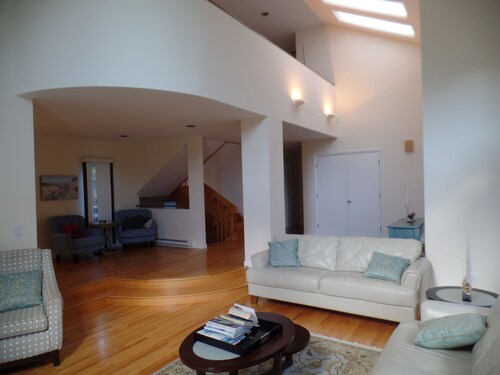 Three Level Beautiful Spacious Contemporary home with Game room & Central AC