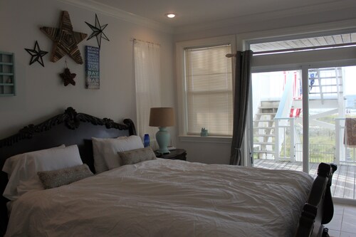 A sweet BEACH cottage. walking distance to everything, Sleeps 10.