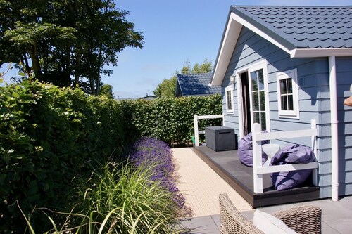 Modernes Chalet in Renesse auf Campingplatz Julianahoeve, 300 Meter zum Strand