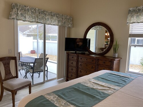 Walking distance to Lake Sumter Landing! 2/2 Villa with FREE WiFi