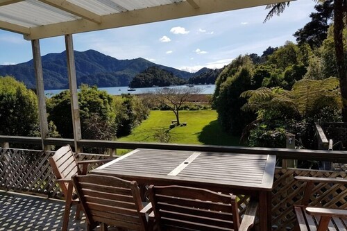 Relax and Enjoy - Waterfront Bach at Ngakuta Bay