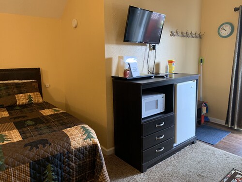 Stay in Downtown Hill City! Centrally located to the Black Hills Attractions.