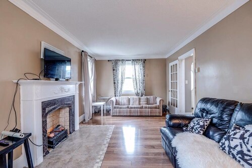 Convenient & Comfortable Manor
