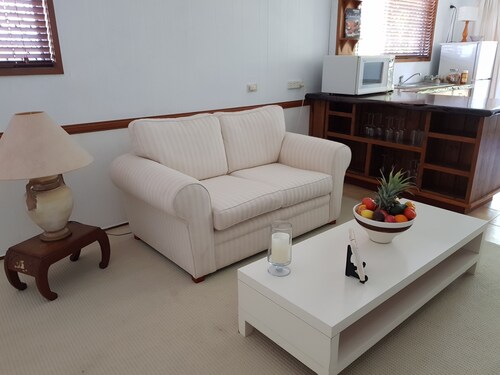 Private self contained air conditioned bed sitter - Bed and Breakfast