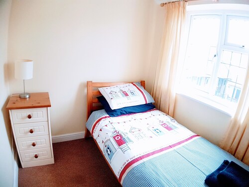 Modern seaside cottage, dog friendly, 200m from beach at Harlyn Bay. nr Padstow