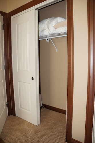 Walking Distance To Stratton, VT Skiing, Shopping and Restaurants, 2BR/2BA condo