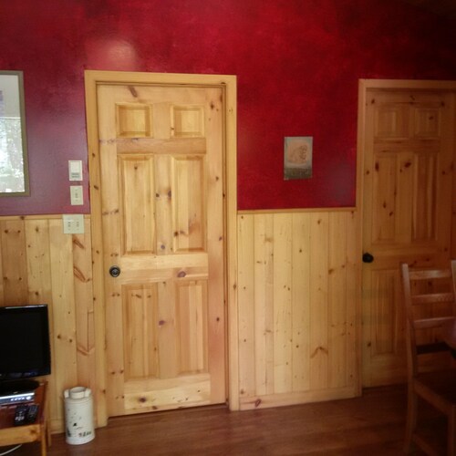 Beautiful Cabin with private hot tub in quiet setting