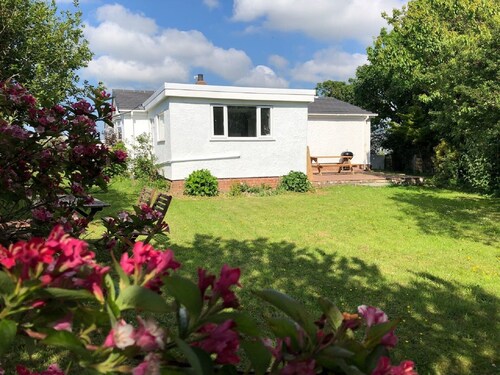3 Bedroom Bungalow with large secure garden close to Sandy Beaches