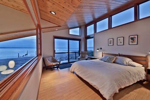 KINGFISHER BEACH HOUSE - West-facing, no bank waterfront - Right on the beach!
