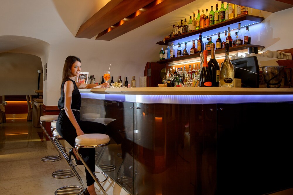Hotel Bar