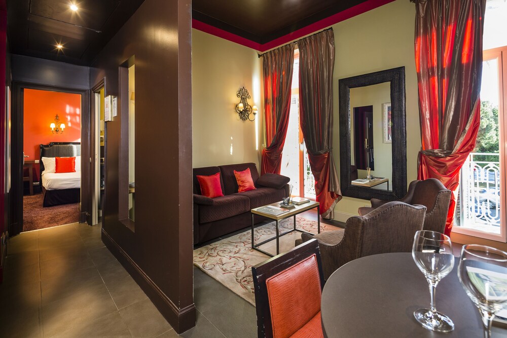 Deluxe Suite, 1 Bedroom - Living Area