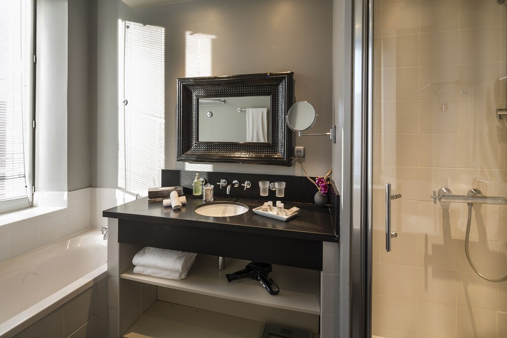 Deluxe Suite, 1 Bedroom - Bathroom