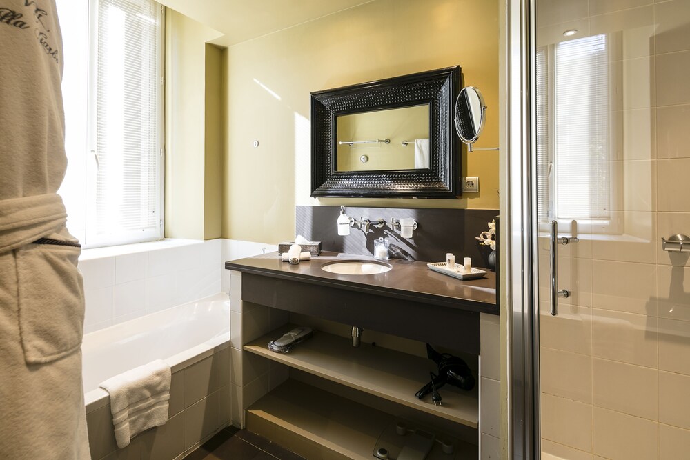 Deluxe Suite, 1 Bedroom - Bathroom