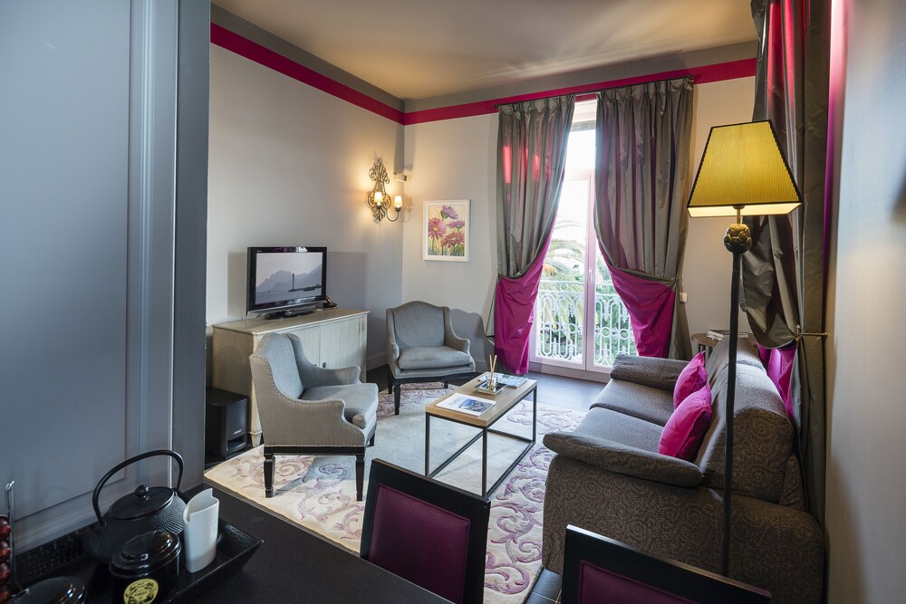 Deluxe Suite, 1 Bedroom - Living Room