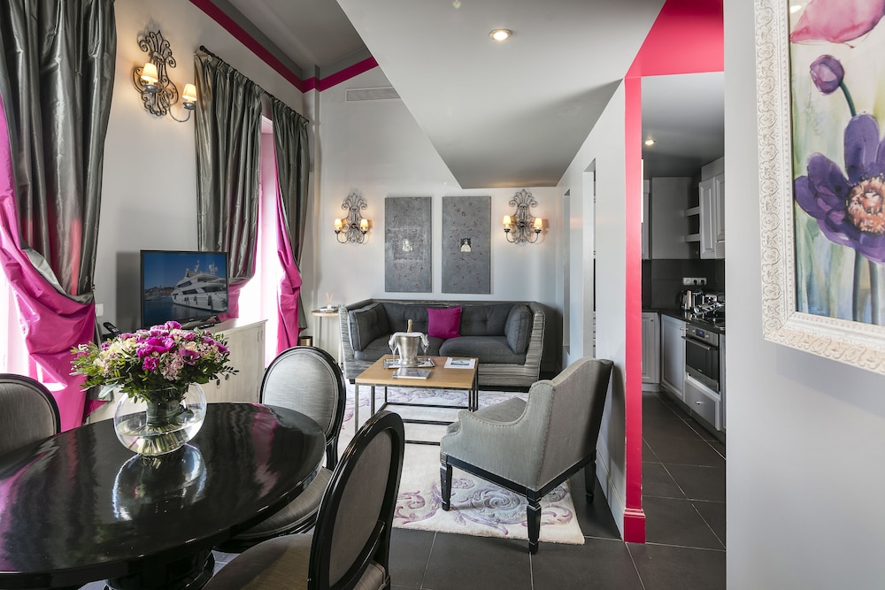 Duplex, 2 Bedrooms - Living Room