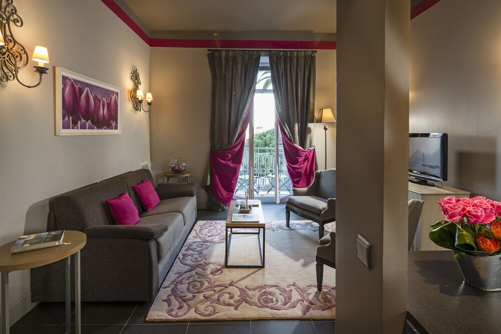 Deluxe Suite, 1 Bedroom - Living Room