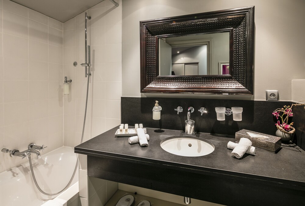 Duplex, 2 Bedrooms - Bathroom