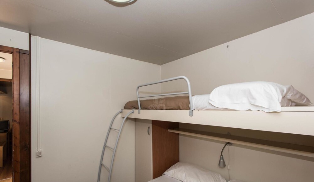 Bungalow (4 Adults) - Guestroom