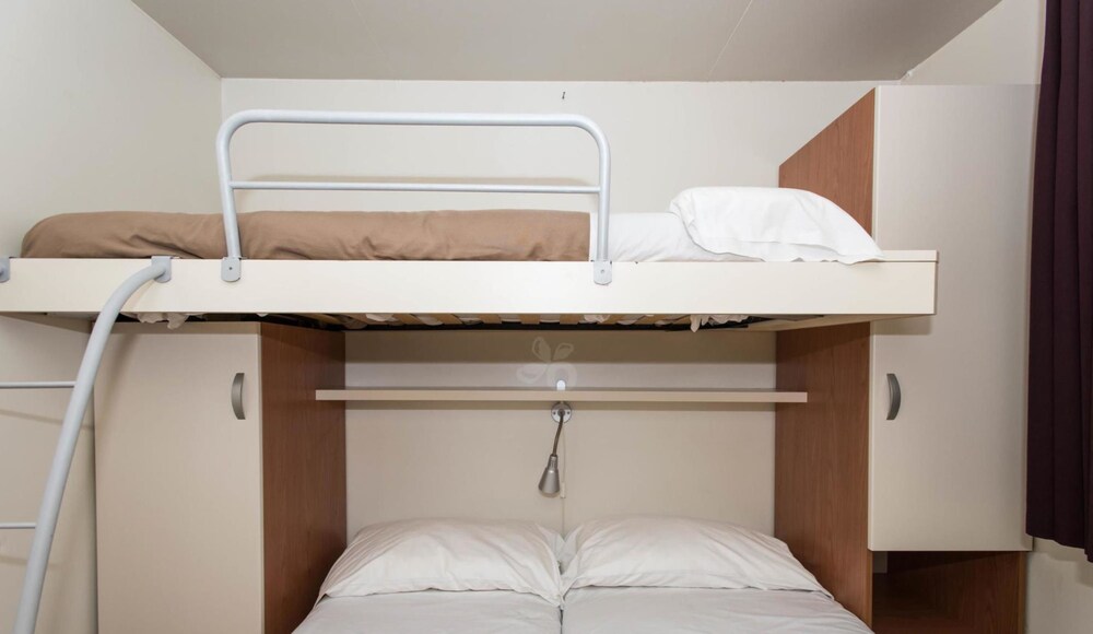 Bungalow (4 Adults) - Guestroom