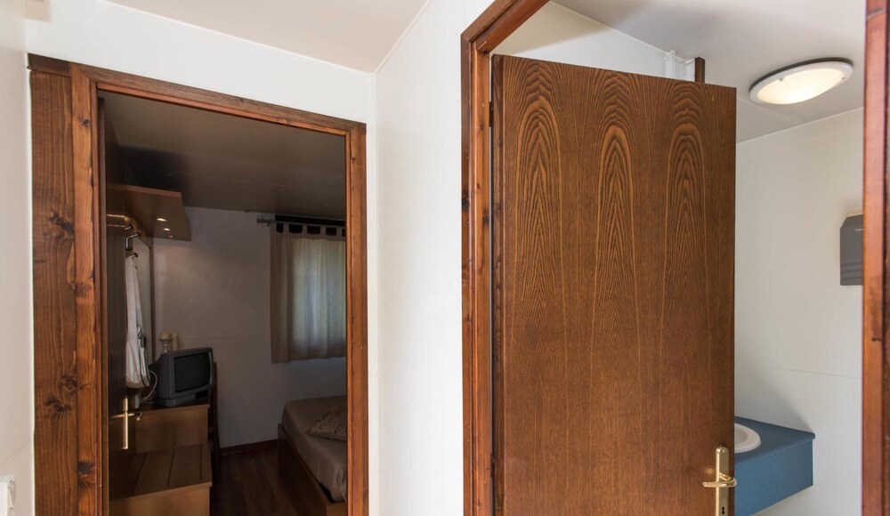 Bungalow (4 Adults) - Guestroom