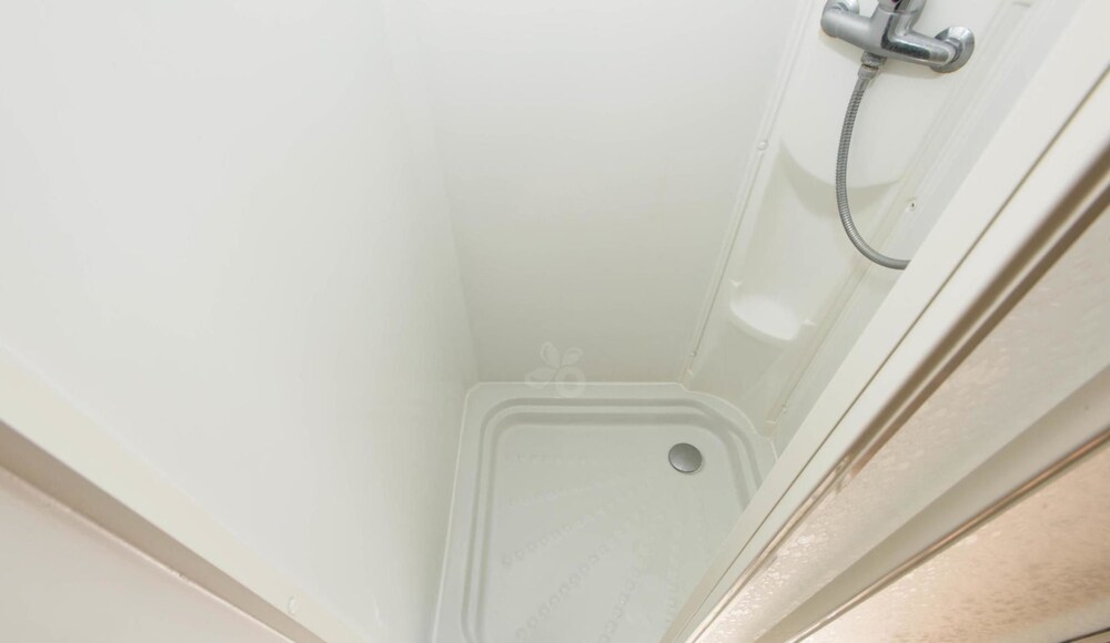 Bungalow (4 Adults) - Bathroom Shower